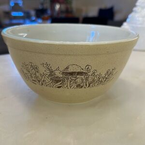 Vintage Pyrex Mixing BowlForest Fancies Mushrooms Pattern
Excellent condition!!